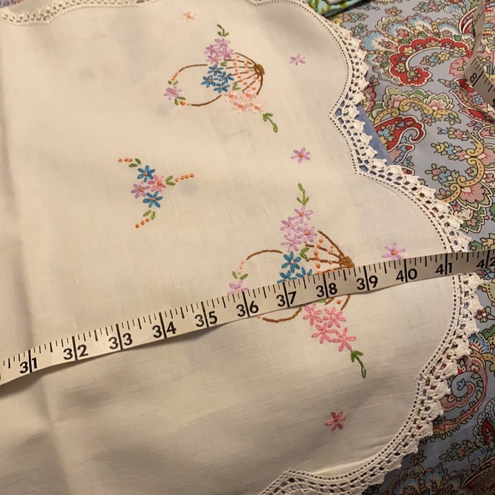 Lot of Vintage dresser scarves/ protectors - Picture 5 of 14